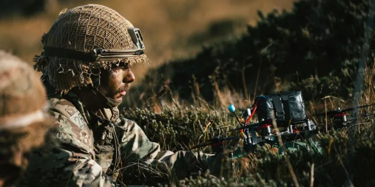 Recorte donde se aprecian algunos detalles del drone FPV utilizado por las fuerzas de ocupación británicas desplegadas en Malvinas. Foto: BFSAI – Cpl Welson