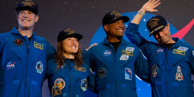 Tripulación de Artemisa II de la NASA, en la cual se realizó en primer vuelo orbital del siglo XXI a la Luna. Los cuatro astronautas son: Reid Wiseman, Victor Glover, Christina Koch y Jeremy Hansen.