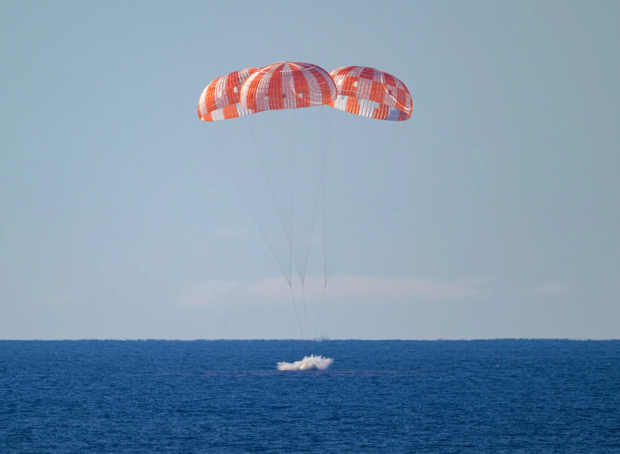 Orión amerizó con éxito en el Pacífico y la NASA cerró su histórica misión tripulada alrededor de la Luna.