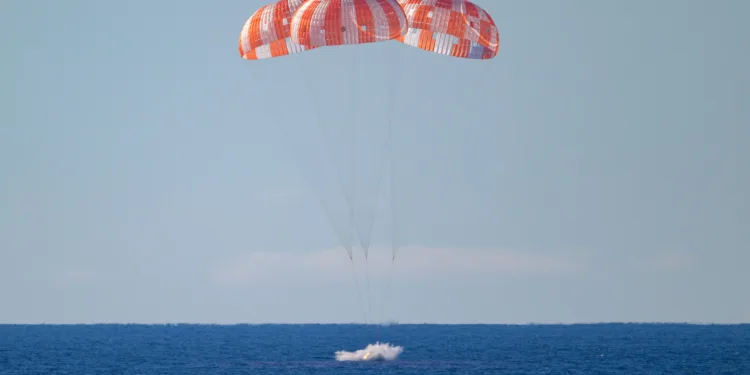 Orión amerizó con éxito en el Pacífico y la NASA cerró su histórica misión tripulada alrededor de la Luna.