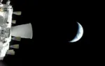 Imagen de la nave Orion con la Luna de fondo sacadas con la GoPro HERO 4. Crédito: NASA. Artemisa II Iphone