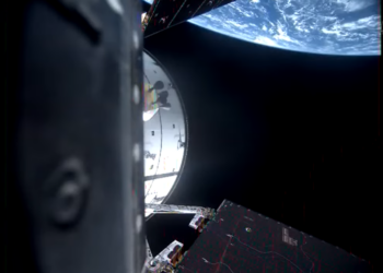 Vista del horizonte terrestre desde la nave Orión mientras orbita el planeta durante las primeras horas del vuelo de prueba Artemisa II.
