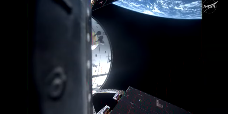Vista del horizonte terrestre desde la nave Orión mientras orbita el planeta durante las primeras horas del vuelo de prueba Artemisa II.