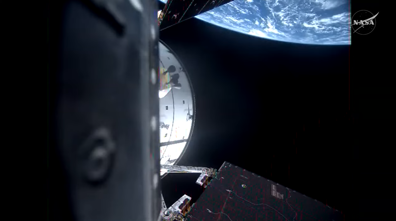 Vista del horizonte terrestre desde la nave Orión mientras orbita el planeta durante las primeras horas del vuelo de prueba Artemisa II.