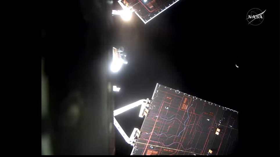 La nave Orión y sus paneles solares durante la primera maniobra de corrección de regreso de la misión en el séptimo día de vuelo.
