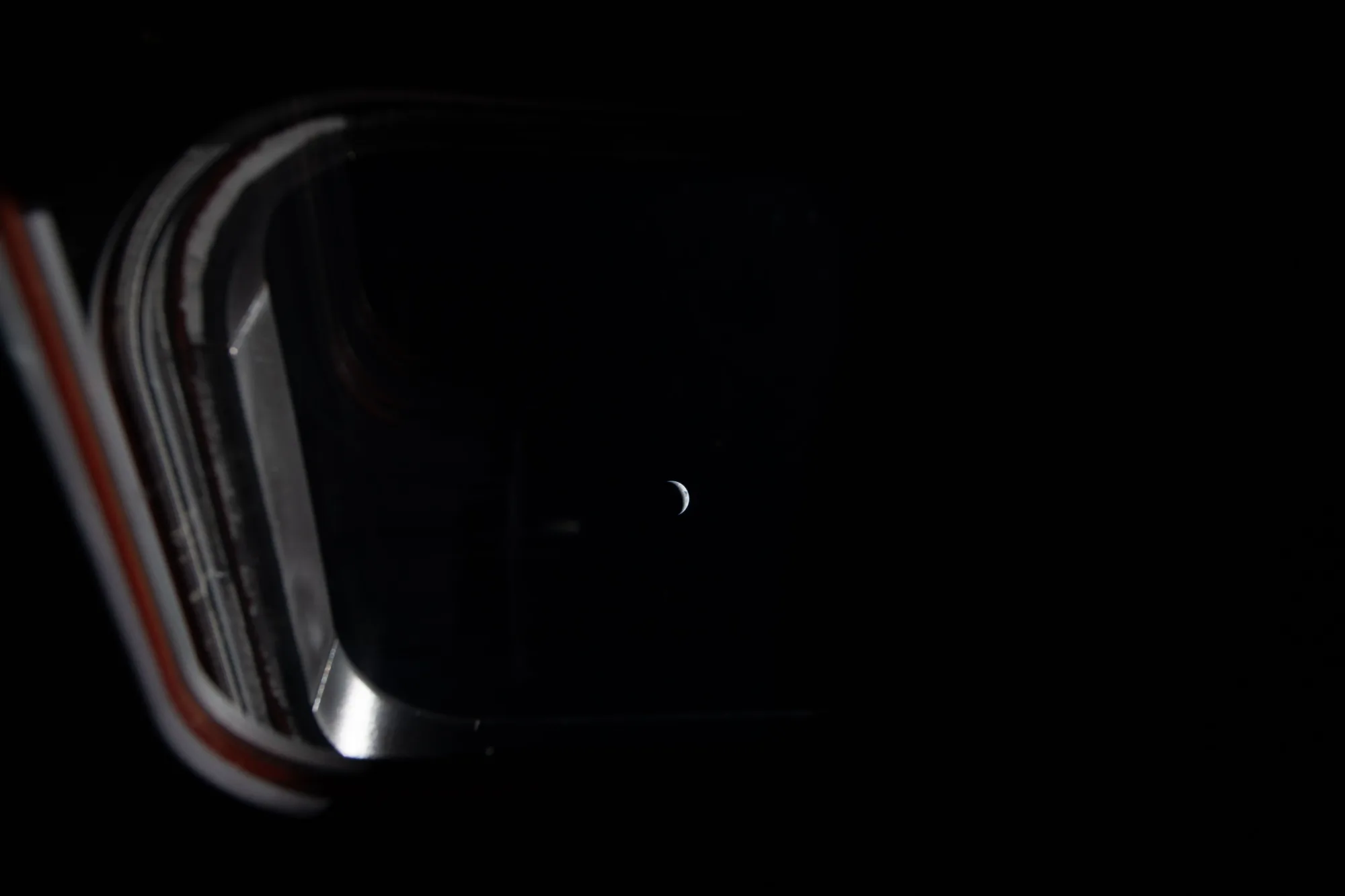 Imagen de la Tierra tomada desde la ventanilla de la nave Orión. La tripulación y la cápsula ya se encuentran considerablemente más cerca de la Luna que de la Tierra.