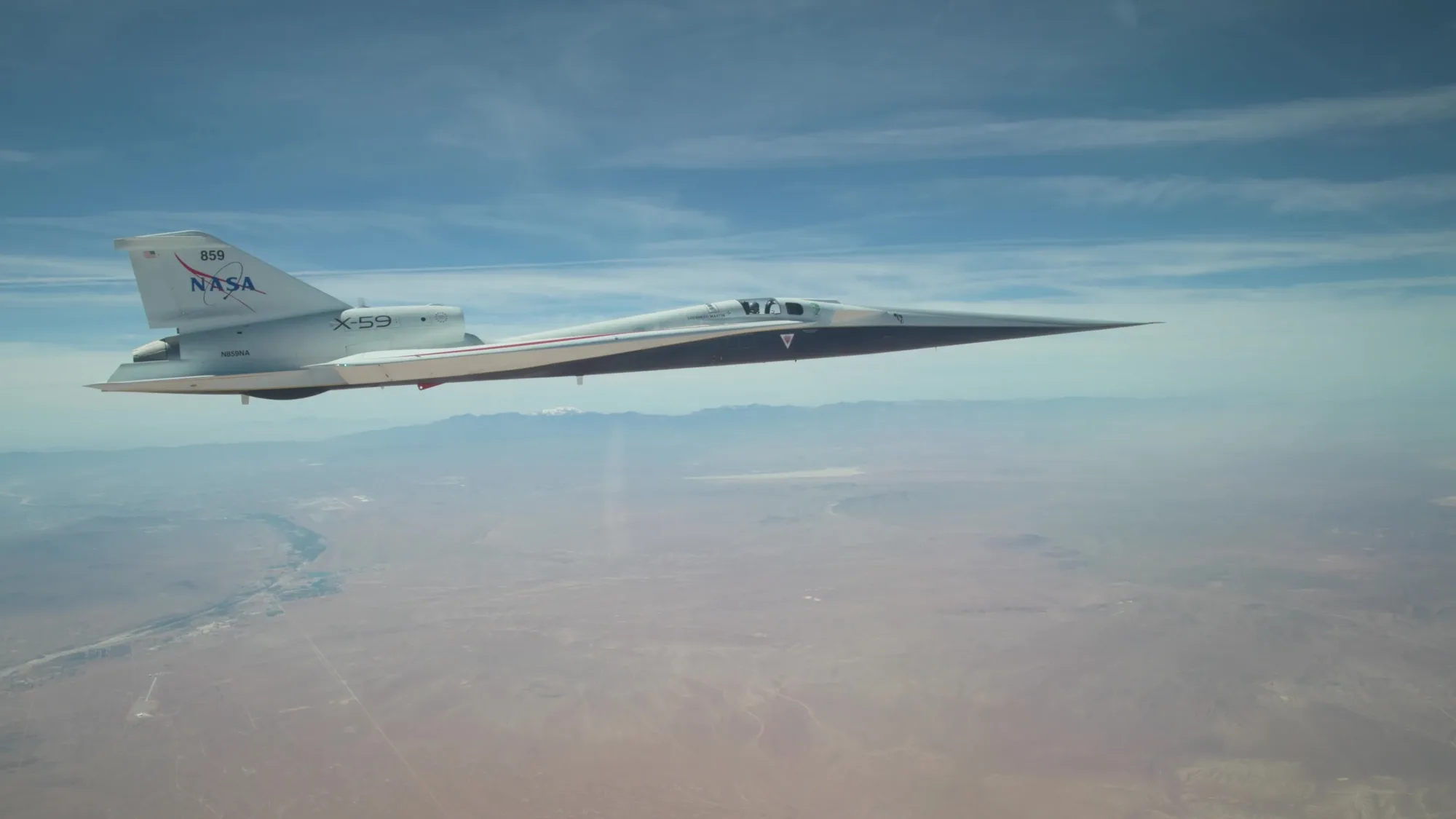 NASA voló por primera vez al avión supersónico X-59 con el tren de aterrizaje retraído.