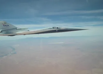 NASA voló por primera vez al avión supersónico X-59 con el tren de aterrizaje retraído.
