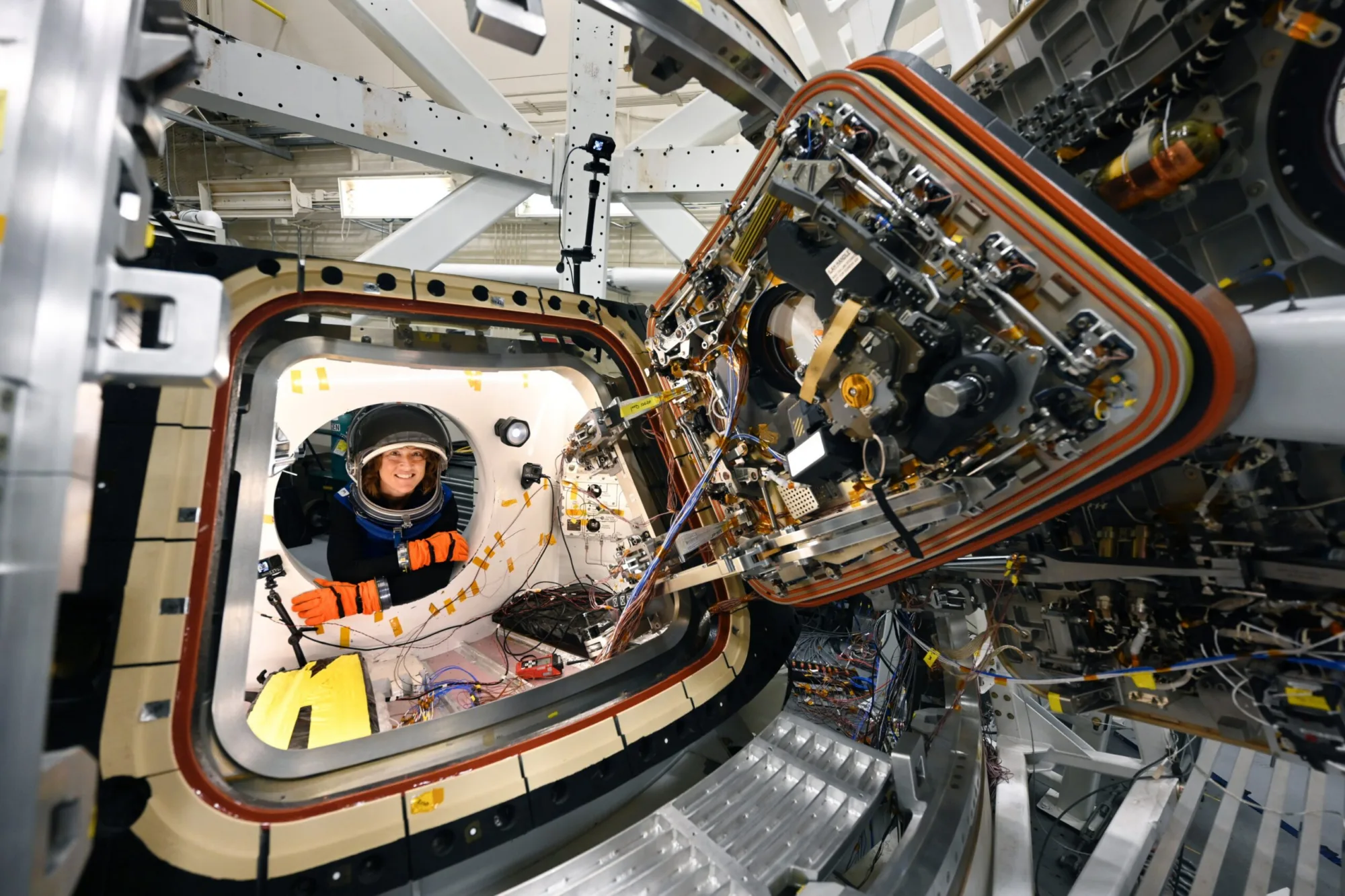 Imagen que muestra el interior de la cápsula Orión. Crédito: NASA.