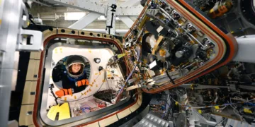 La NASA cierra la nave Orión y los astronautas están listos para el despegue.