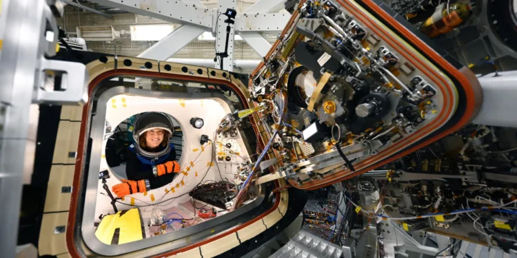 La NASA cierra la nave Orión y los astronautas están listos para el despegue.