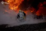 Bomberos trabajan en un edificio alcanzado por un ataque de dron ruso en la región de Odesa, Ucrania, el 15 de abril de 2026. Crédito: Prensa del Servicio Estatal de Emergencias de Ucrania en Odesa/REUTERS.