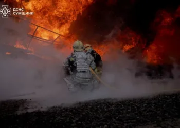 Bomberos trabajan en un edificio alcanzado por un ataque de dron ruso en la región de Odesa, Ucrania, el 15 de abril de 2026. Crédito: Prensa del Servicio Estatal de Emergencias de Ucrania en Odesa/REUTERS.