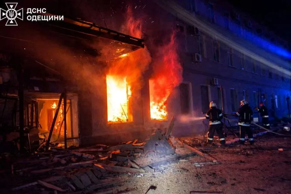 Bomberos trabajan en un edificio alcanzado por un ataque de dron ruso en la región de Odesa, Ucrania, el 15 de abril de 2026.