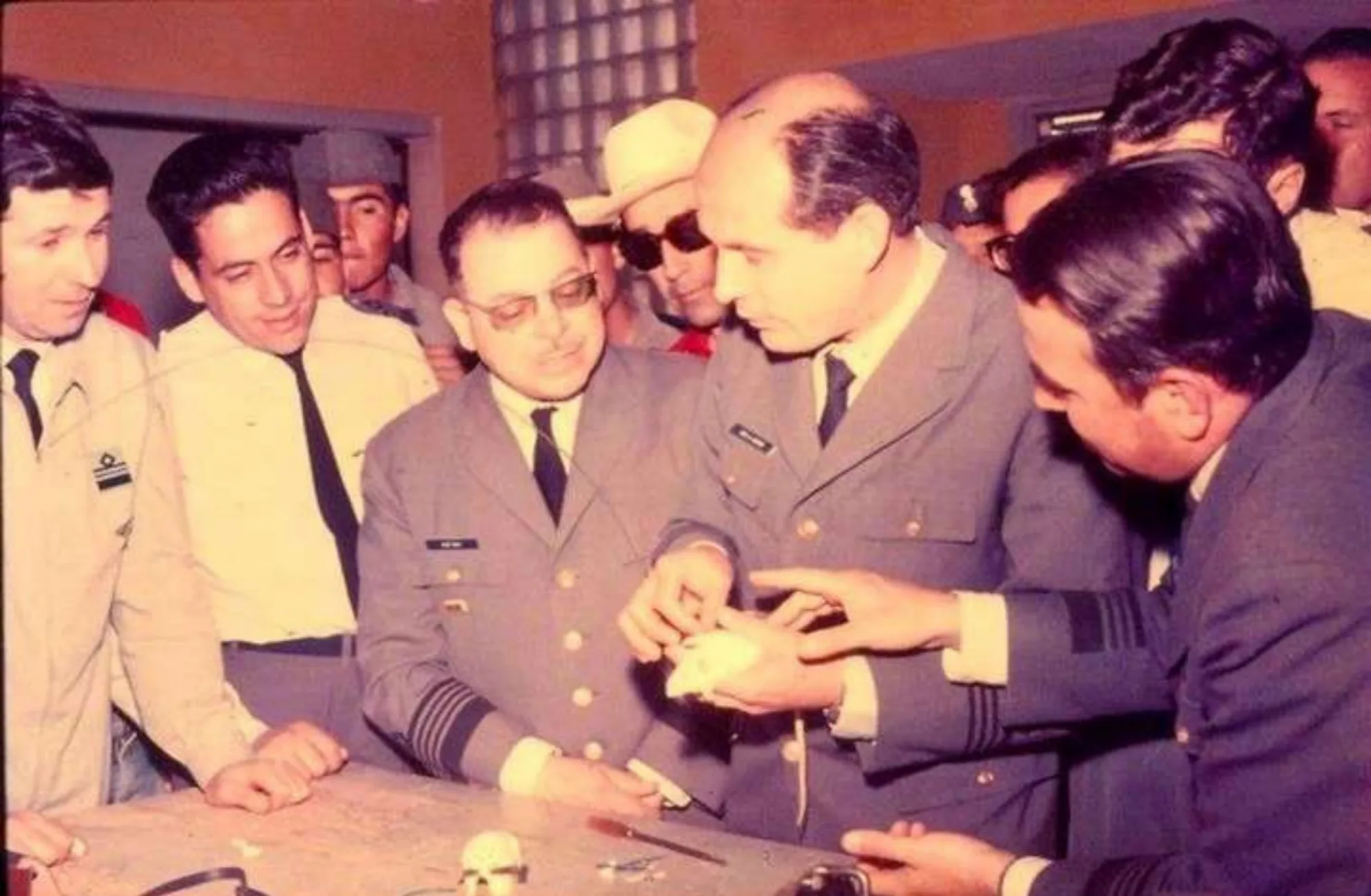 El ingeniero aeronáutico Aldo Zeoli, responsable del experimento, anuncia el proyecto a la prensa. ratón Belisario