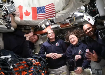 Orión se prepara para el sobrevuelo lunar.