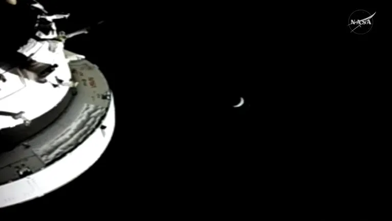Vista de la Tierra luego de la aparición de la nave Orión tras la Luna durante el histórico sobrevuelo lunar Artemisa II.