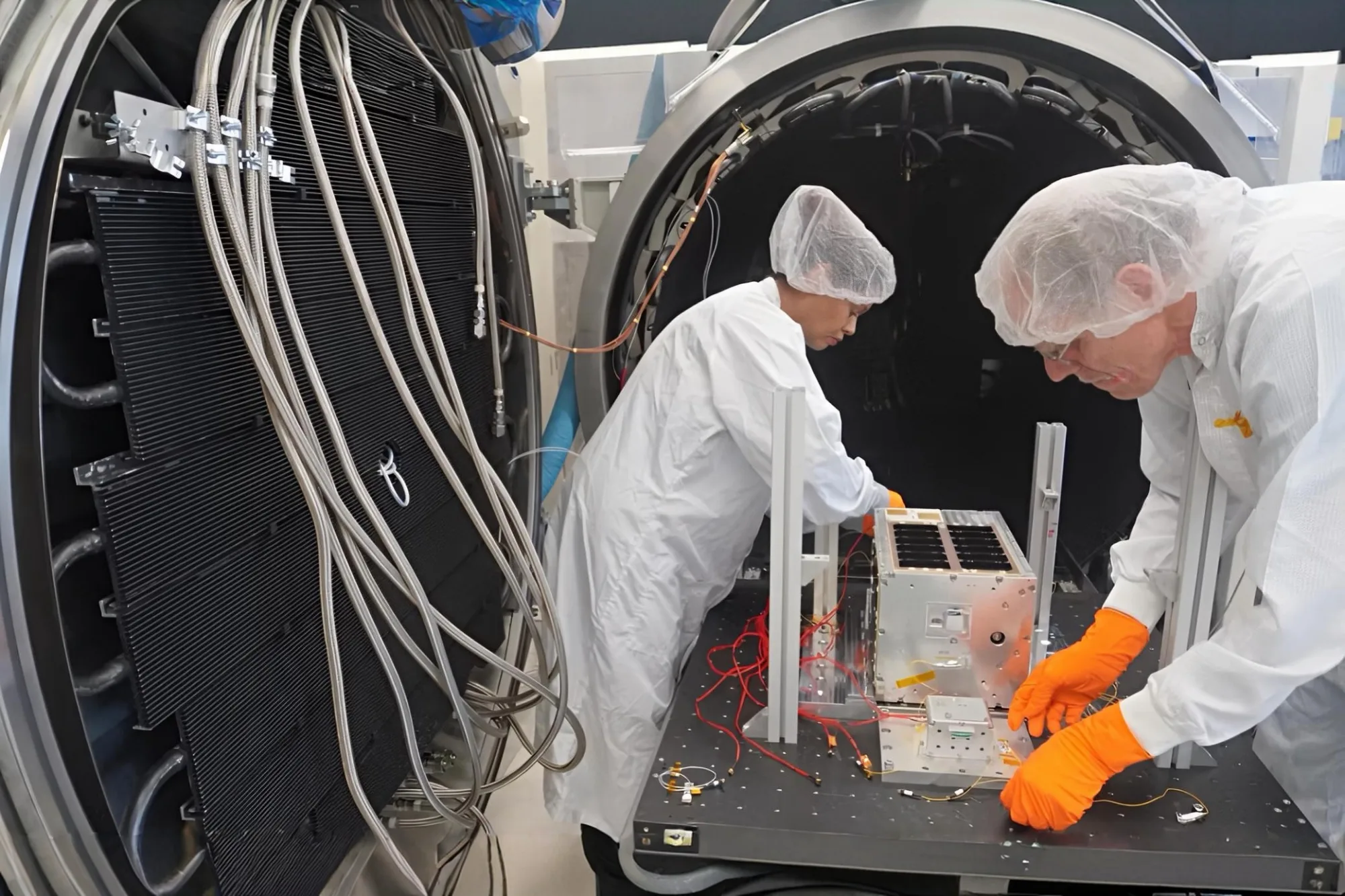El CubeSat TACHELES de NEUROSPACE y el Centro Aeroespacial Alemán (DLR), durante sus ensayos ambientales.
