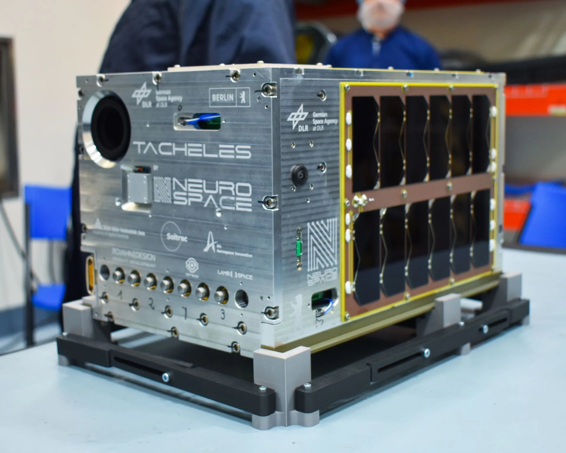 El CubeSat TACHELES de NEUROSPACE y el Centro Aeroespacial Alemán (DLR), que voló a bordo de la misión Artemisa II de la NASA.