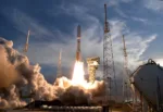 Un cohete Atlas V de United Launch Alliance despega con satélites de la red de internet Project Kuiper de Amazon desde la Estación Espacial Internacional de Cabo Cañaveral. Crédito: REUTERS/ Steve Nesius.
