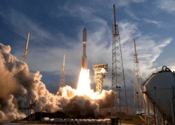 Un cohete Atlas V de United Launch Alliance despega con satélites de la red de internet Project Kuiper de Amazon desde la Estación Espacial Internacional de Cabo Cañaveral. Crédito: REUTERS/ Steve Nesius.