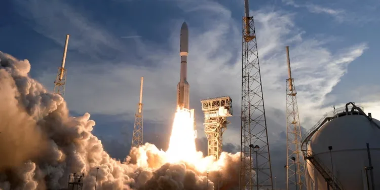 Un cohete Atlas V de United Launch Alliance despega con satélites de la red de internet Project Kuiper de Amazon desde la Estación Espacial Internacional de Cabo Cañaveral. Crédito: REUTERS/ Steve Nesius.