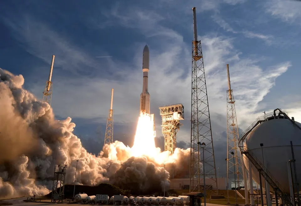 Un cohete Atlas V de United Launch Alliance despega con satélites de la red de internet Project Kuiper de Amazon desde la Estación Espacial Internacional de Cabo Cañaveral. Crédito: REUTERS/ Steve Nesius.