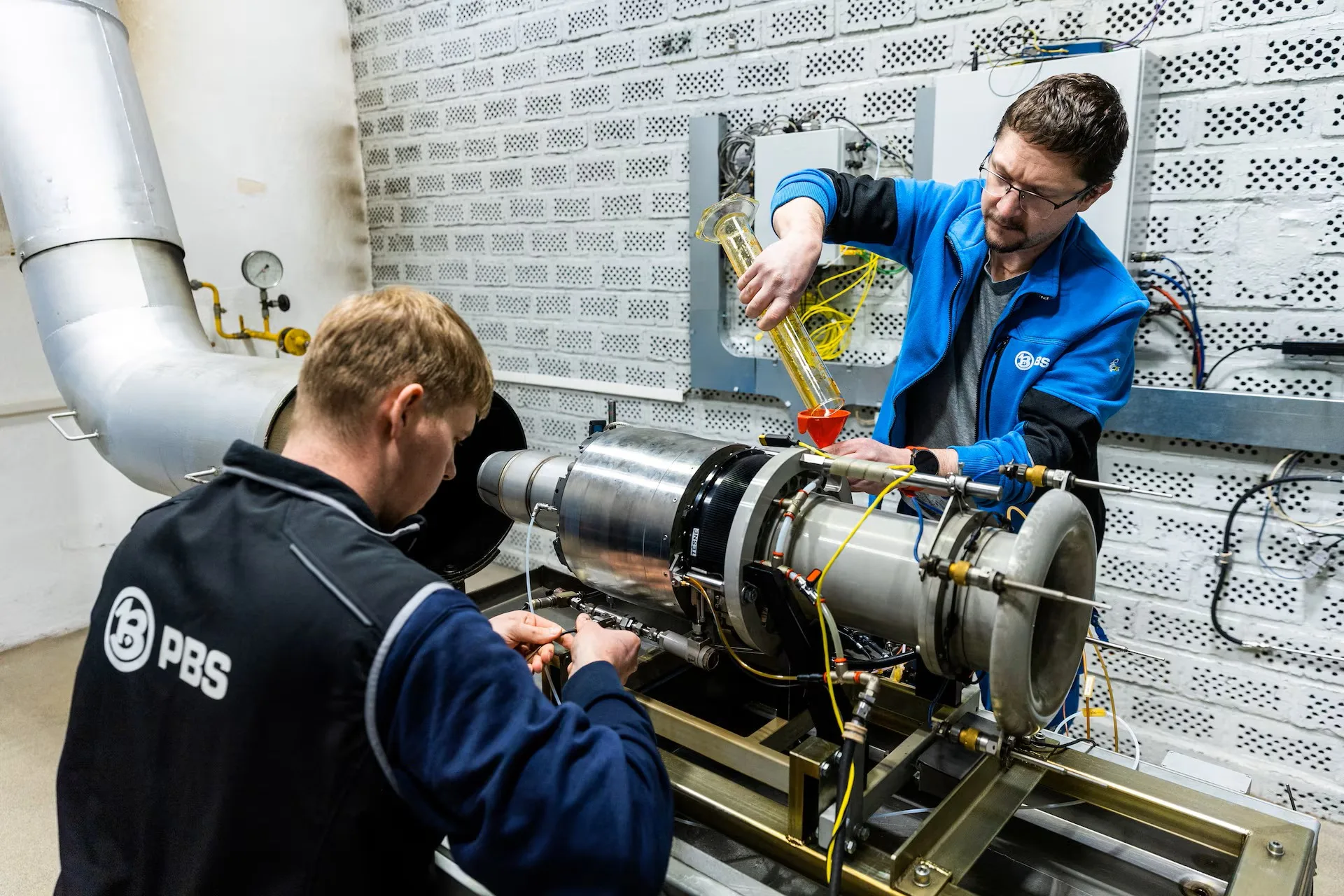 Trabajadores prueban un componente de un motor de turbina en la empresa PBS, en República Checa, en marzo de 2026.