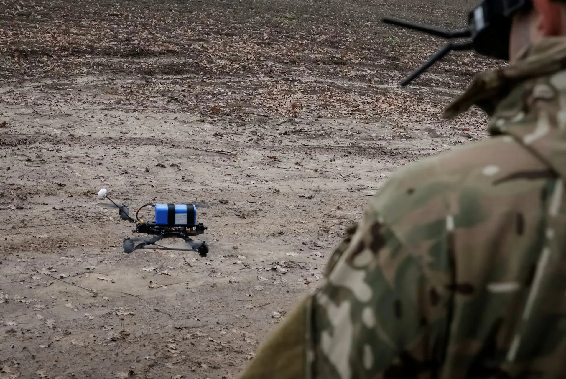 Un militar de las Fuerzas Armadas de Ucrania transporta un dron FPV con un sistema de puntería asistido por IA.