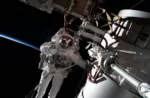 Imagen de astronauta en caminata espacial en la Estación Espacial Internacional.
