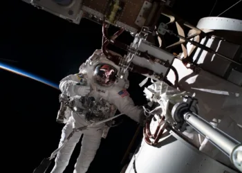 Imagen de astronauta en caminata espacial en la Estación Espacial Internacional.