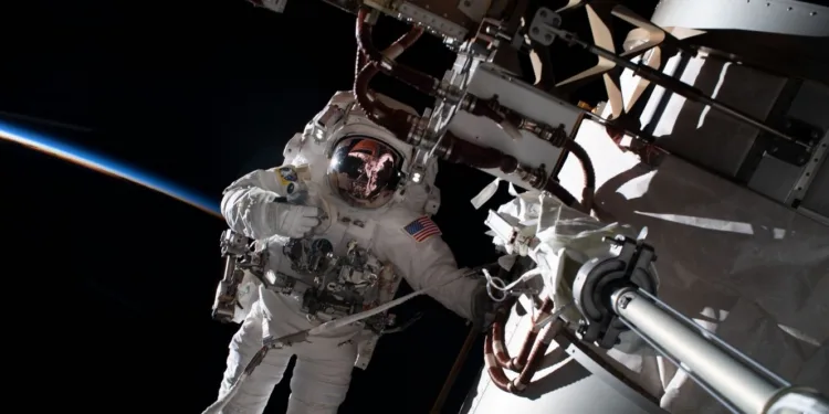 Imagen de astronauta en caminata espacial en la Estación Espacial Internacional.