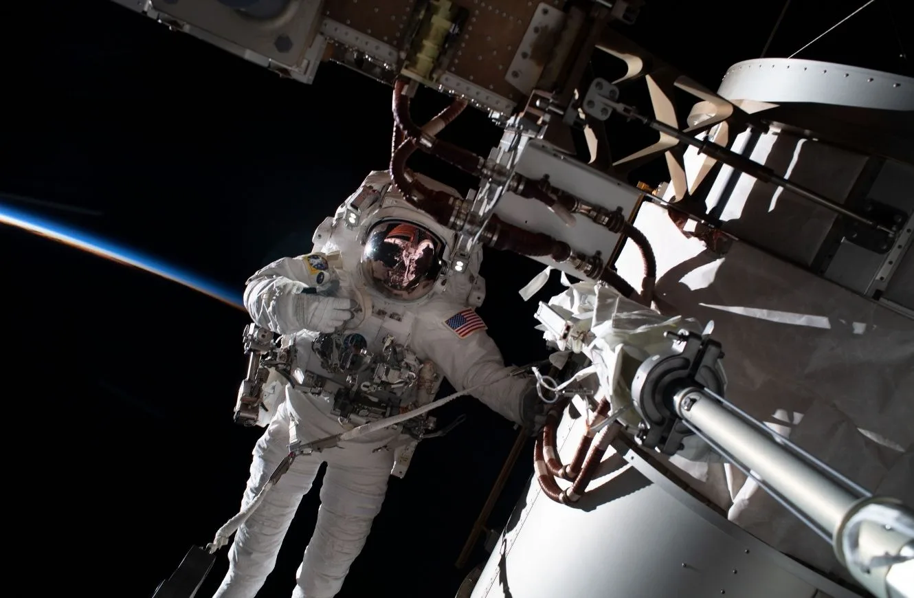 Imagen de astronauta en caminata espacial en la Estación Espacial Internacional.