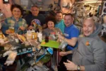 Astronautas a bordo de la Estación Espacial Internacional (ISS), durante una cena en el espacio.
