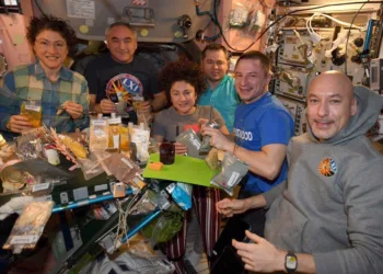 Astronautas a bordo de la Estación Espacial Internacional (ISS), durante una cena en el espacio.