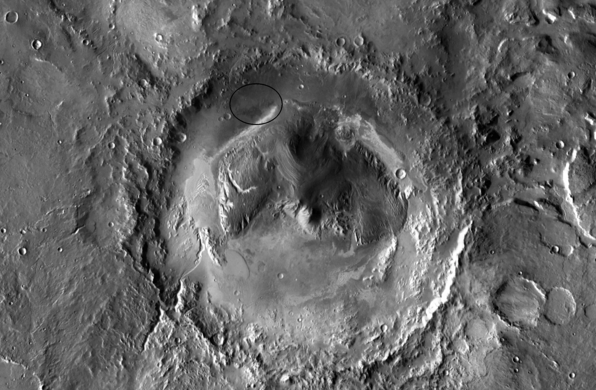 Imagen del cráter Gale en Marte, donde se han encontrado compuestos orgánicos gracias al laboratorio SAM del rover Curiosity de la NASA. Crédito: NASA. Curiosity experimento