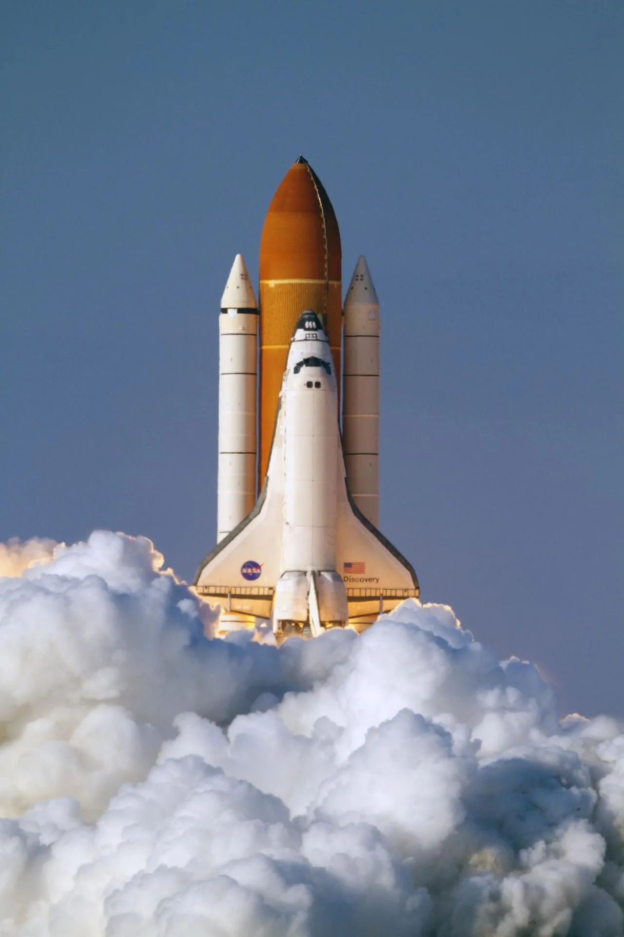 Imagen del transbordador espacial Discovery, la nave en la que iba el telescopio Hubble. Crédito: NASA. hitos Hubble