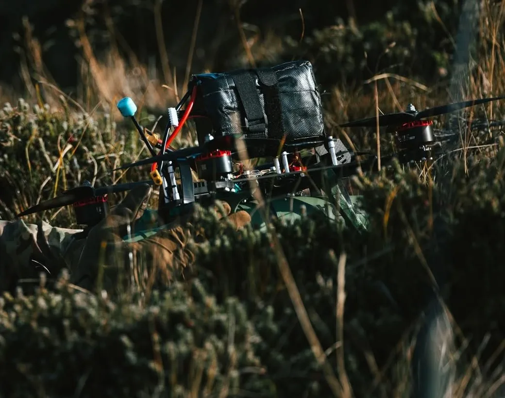 Recorte donde se aprecian algunos detalles del drone FPV utilizado por las fuerzas de ocupación británicas desplegadas en Malvinas. Foto: BFSAI – Cpl Welson