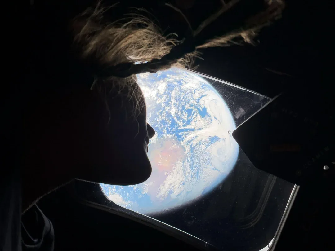 Imagen tomada con Iphone 17 Pro Max de la astronauta Christina Kotch con fondo el planeta Tierra. Crédito NASA. Artemisa II Iphone GoPro