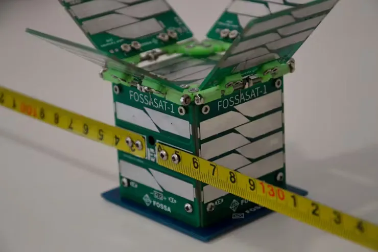 Primer Picosatélite español, FOSSA-Sat1 lanzado por FOSSA Systems en un cohete Electron.FOSSA System pequeños satélites