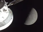 Imagen de la cápsula Orion y la Luna tomadas por la GoPro Hero 4. Crédito: NASA. Artemisa II Iphone