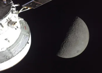 Imagen de la cápsula Orion y la Luna tomadas por la GoPro Hero 4. Crédito: NASA. Artemisa II Iphone