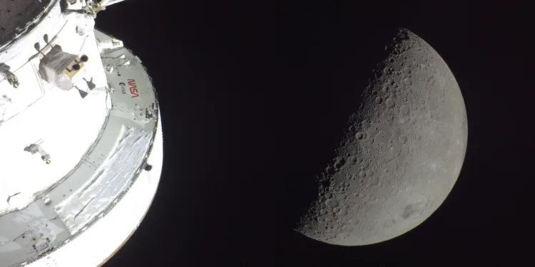 Imagen de la cápsula Orion y la Luna tomadas por la GoPro Hero 4. Crédito: NASA. Artemisa II Iphone
