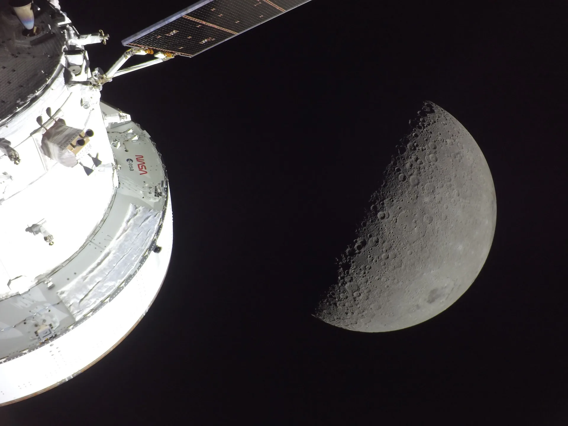 Imagen de la cápsula Orion y la Luna tomadas por la GoPro Hero 4. Crédito: NASA. Artemisa II Iphone