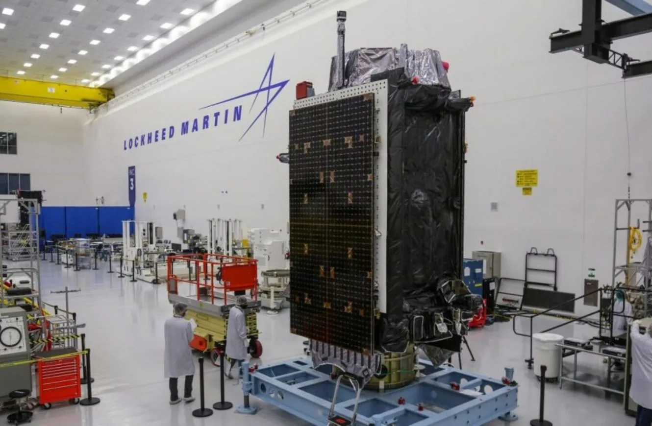 Imagen del satélite GPS III SV10 de la Fuerza Espacial de Estados Unidos, lanzado a bordo del Falcon 9 de SpaceX. Crédito: Lockheed Martin. Falcon 9 lanzamiento rival.