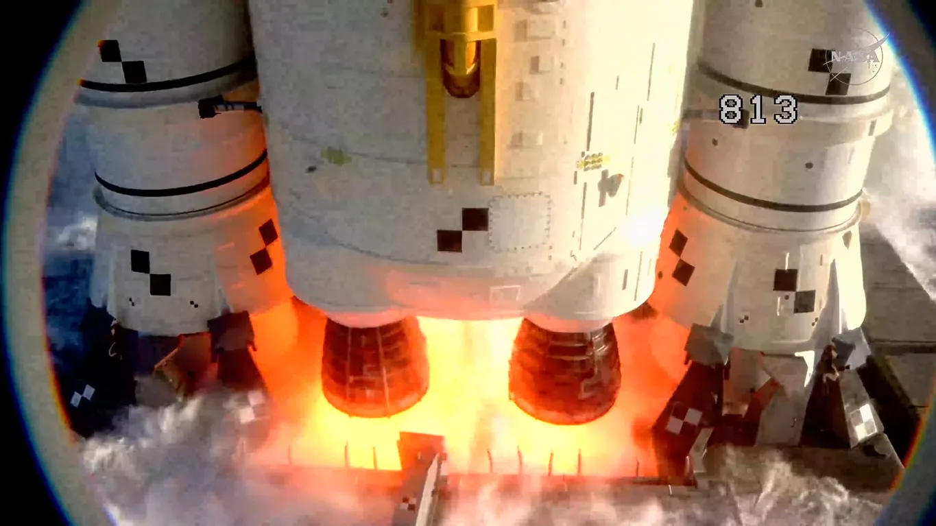 El cohete SLS de Artemisa II enciende motores para despegar hacia la Luna. Crédito: Imagen de la transmisión de la NASA.