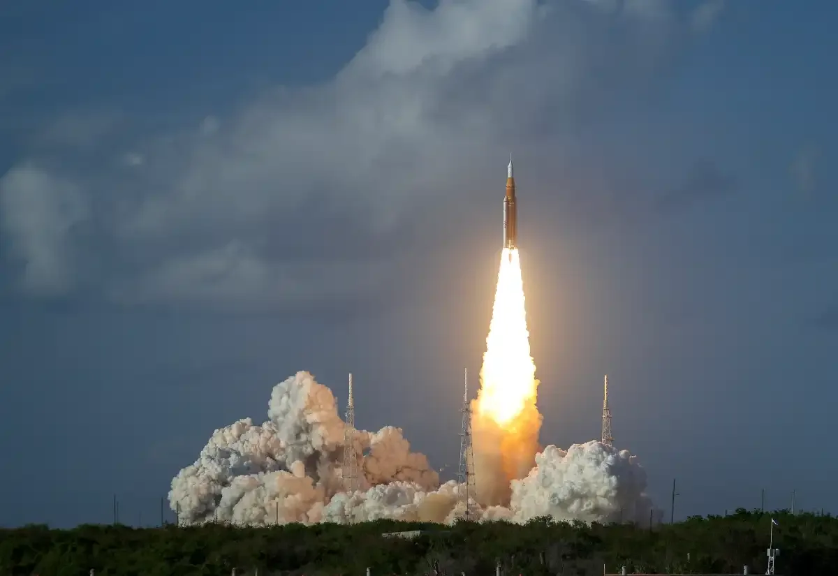El cohete SLS (Space Launch System) despegó con éxito hacia el espacio el 1 de abril desde el Centro Espacial Kennedy.