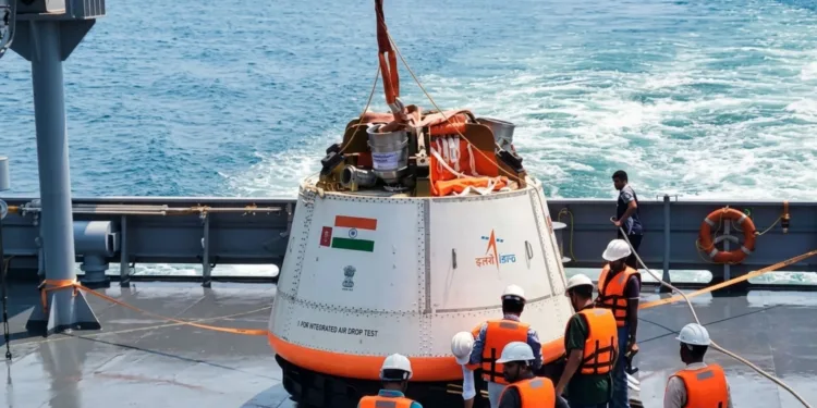 Imagen de la cápsula de la misión Gaganyaan de la ISRO instantes previos a la segunda prueba integrada de lanzamiento aéreo (IADT-02) . Crédito: ISRO prueba lanzamiento india