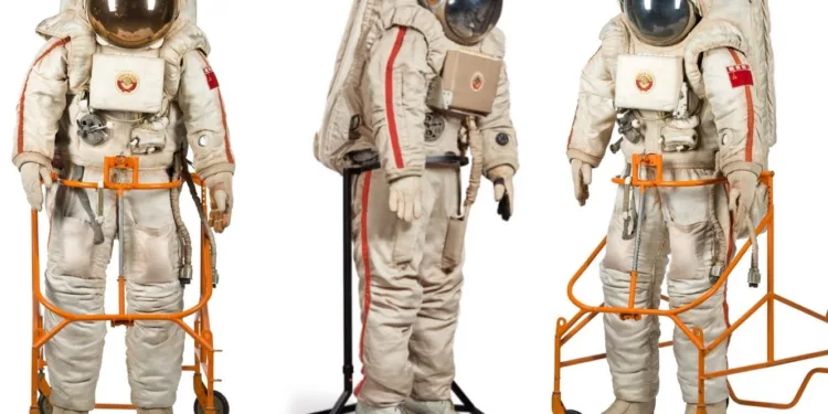 Imagen del traje espacial Krechet-94 elaborado por la firma soviética para la carrera espacial.