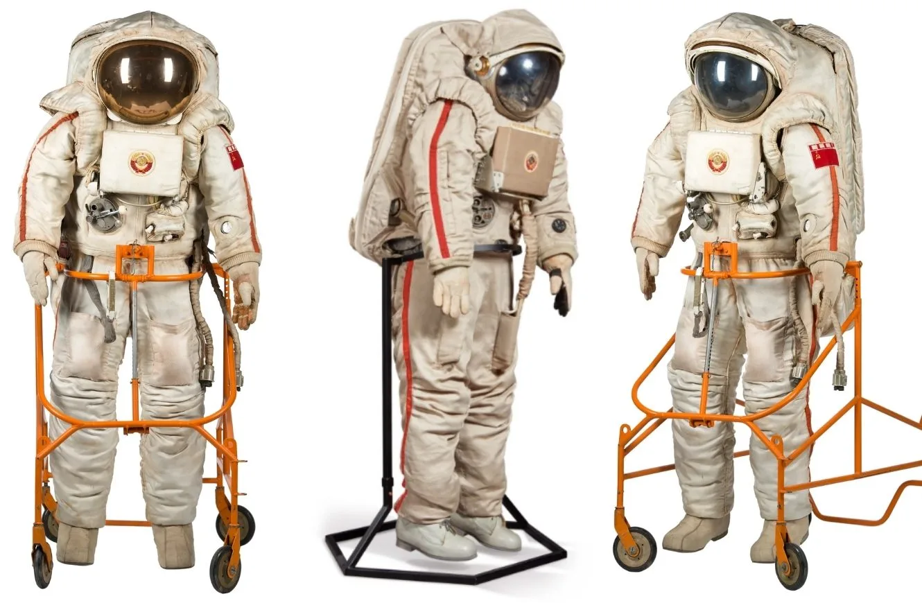 Imagen del traje espacial Krechet-94 elaborado por la firma soviética para la carrera espacial.